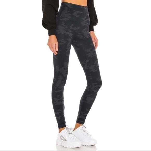 ❤️ SPANX Black Camo Seamless Tights multiple sizes H7-H8-H9 - Picture 1 of 9